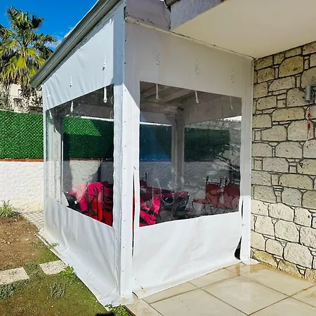 Evalacati-Villa Palma-Netflix Joy