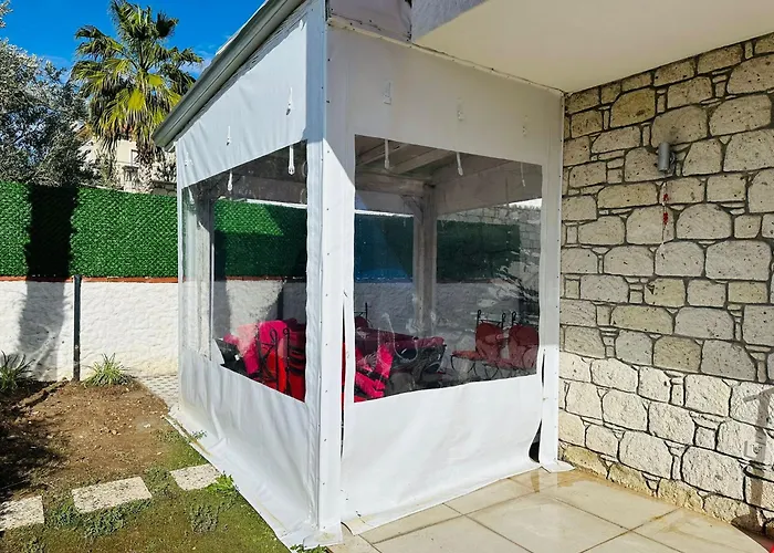 Evalacati-Villa Palma-Netflix Joy